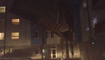 V Malackách evakuovali bytovku, ľudí ohrozovala odtrhnutá strecha