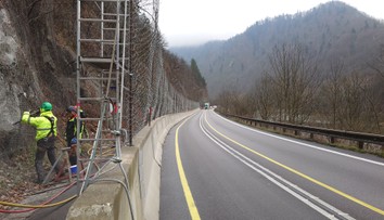Nebezpečnú cestu pod Strečnom uzatvárať nebudú. Našlo sa prekvapivé riešenie