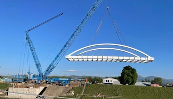 Stavebné divadlo v Ilave. Za pomoci žeriava osádzali oceľové premostenie nad kanálom