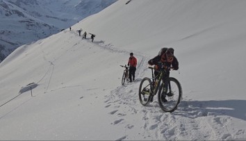 Slováci zdolali na bicykloch najvyššie turistické sedlo sveta. Bol medzi nimi aj náš kolega