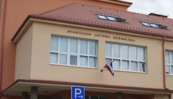 Stredoškolský učiteľ prezentoval pred žiakmi rasistické a homofóbne názory. Senecké gymnázium situáciu rieši