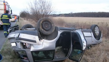 Pri Nižných Ružbachoch skončilo auto s tromi deťmi na streche