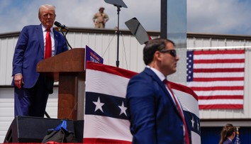 Prvý míting pod holým nebom po atentáte. Trump vydesil svoju ochranku