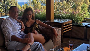 Spájali ju s Bieberom, teraz si vzala o 37 rokov staršieho milionára