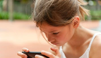 Dali ste vášmu dieťaťu smartfón? Akoby ste mu dali gram kokaínu