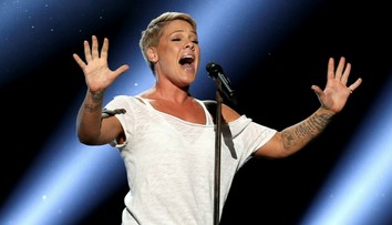 Speváčka Pink porazila koronavírus. Tvrdý odkaz vláde a krásny dar pre zdravotníkov