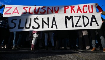 Vysoké zisky, nízke mzdy. Časť zamestnancov Unicredit Bank sa zhromaždila pred centrálou, vstúpili do štrajku