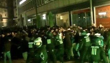 Nesmieš sa ma dotýkať! Nové zábery ukazujú novoročný chaos v Kolíne nad Rýnom