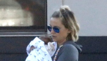 Známa herečka vyrazila s novorodenou dcérkou do ulíc