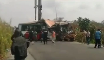 Obrovská tragédia v Kamerune: Pri zrážke autobusu s kamiónom zahynuli desiatky ľudí
