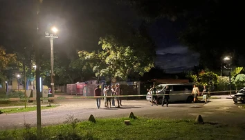 Dráma v Čunove. Muž postrelil svoju priateľku, potom zbraň obrátil proti sebe
