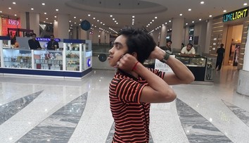 Neuveriteľná schopnosť mladého chlapca: Hlavu si vie otočiť o 180 stupňov