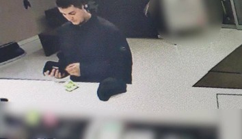 Nové fotky mladíka, ktorý dobodal ženu. Môže mať psychické problémy a konať nevyspytateľne