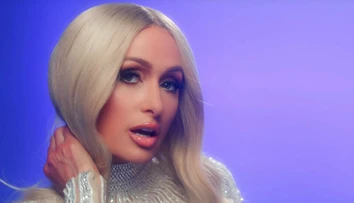 Paris Hilton znova spieva. Nič horšie ste už dlho nepočuli