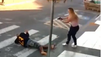 VIDEO: Zlodej vytiahol zbraň na matky s deťmi. Bola medzi nimi policajtka, ktorá ho zastrelila