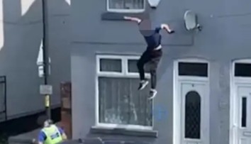 VIDEO: Útek mu nevyšiel. Podozrivý sa chcel pred policajtmi ukryť na streche, následne z nej spadol