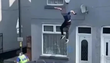 VIDEO: Útek mu nevyšiel. Podozrivý sa chcel pred policajtmi ukryť na streche, následne z nej spadol
