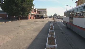 V Topoľčanoch zatarasili plochu pred stanicou. Sanitka sa musela predrať cez priestor pre chodcov