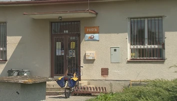 Poštárka takmer rok nedoručovala poštu. Listy a zásielky schovávala aj v chladničke