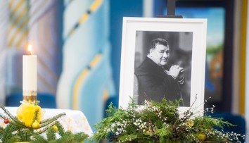 Slovensko sa rozlúčilo s profesorom Krčmérym. Na bohoslužbe vystúpil aj premiér Heger