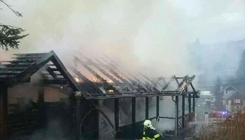 Oheň zachvátil rodinný dom v Čiernom Balogu. Rozšíril sa aj na priľahlé stavby