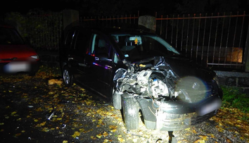 Opitý mladík v Kremnici nabúral do zaparkovaného auta