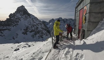Tatry sú až nebezpečne biele. Topenie snehu a následné zamrznutie premenili krajinu na ľadovú zónu
