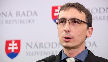 Vláda odvolala námestníka pozemkového fondu. Sám odísť nechcel, nový šéf mu však nedôveroval