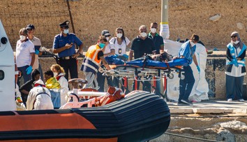 Tragický požiar v Taliansku. Oheň zachvátil čln s migrantmi, zahynuli dve deti