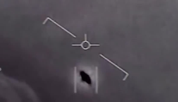 VIDEO: Nové zábery UFO? Nad americkou základňou mal prelietať záhadný objekt meniaci farbu