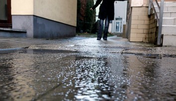 Slovensko poriadne potrápil mrznúci dážď. V Bratislave nepremávali viaceré električky