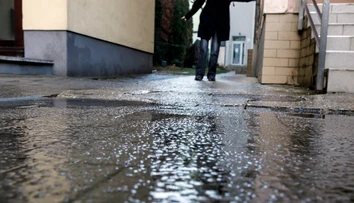 Slovensko poriadne potrápil mrznúci dážď. V Bratislave nepremávali viaceré električky