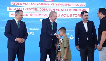 VIDEO: Výchovná facka v priamom prenose. Erdogan potrestal chlapca, ktorý sa zdráhal pobozkať mu ruku