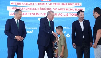 VIDEO: Výchovná facka v priamom prenose. Erdogan potrestal chlapca, ktorý sa zdráhal pobozkať mu ruku