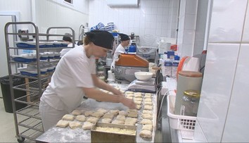 Aby sme mali ráno čerstvý chlieb, oni pracujú celú noc. S kamerou sme nazreli do pekárne