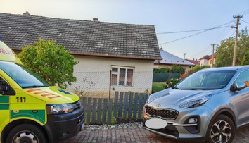 Seniorka bojovala o život, sused autom blokoval sanitku. Ste na mojom pozemku, hádal sa so záchranármi