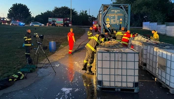 Na odpočívadle Zeleneč uniklo z cisterny asi 800 litrov kyseliny