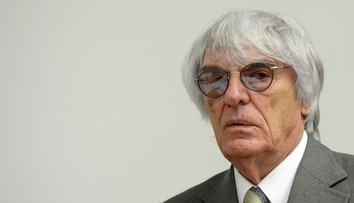 Bývalý šéf F1 sa priznal k daňovým podvodom. V minulosti vinu odmietal