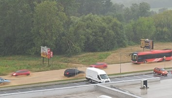 FOTO a VIDEO: Silné búrky zasiahli stred Slovenska. Zaplavilo cesty, padali veľké krúpy