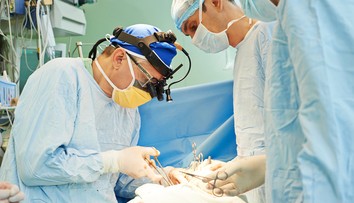 Tínedžer (15) potrebuje náhlu operáciu. Dve kliniky sa sporia, kde ho budú operovať