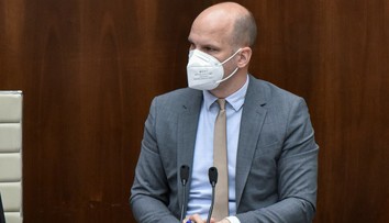 Kovbojka v parlamente: G. Grendel vykázal z rokovacej sály M. Suju, ten oblial I. Matoviča