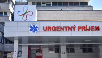 Naďalej je pod stálym dohľadom lekárov. Postrelená študentka z policajnej akadémie je stabilizovaná