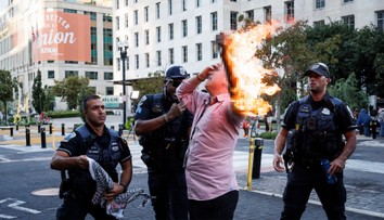 Muž sa snažil upáliť počas zhromaždenia na podporu Palestínčanov