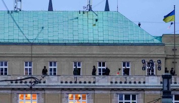 Šialenec z Prahy postrelil aj pár z Emirátov. Po tom, ako zasiahol muža, jeho žena telom chránila deti