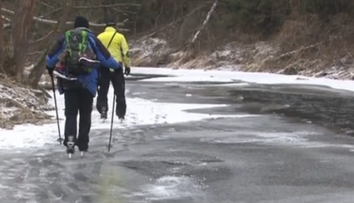 Nádherný úkaz. V Slovenskom raji zamrzla roklina, ľudia sú nadšení