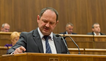 Psy a mačky budú od januára operovať bez umŕtvenia, tvrdí Simon