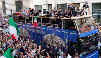 Taliani si vydobyli cestu otvoreným autobusom: Dlžíme to fanúšikom