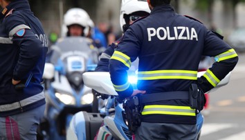 Matka mala vysadiť dcéru na diaľnici. Dôvodom boli jej výsledky v škole