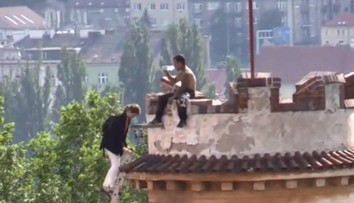Polonahý cudzinec hadzál v Prahe na ľudí z veže tehly. Vydržal 15 hodín
