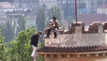 Polonahý cudzinec hadzál v Prahe na ľudí z veže tehly. Vydržal 15 hodín